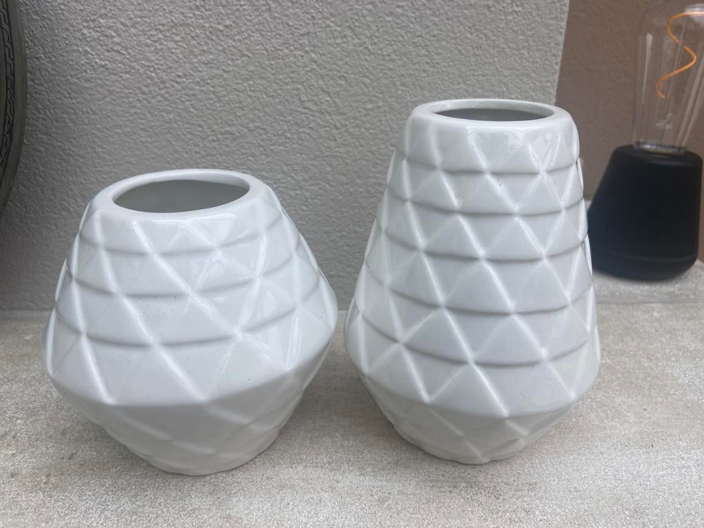 2 vaasjes hema.geometrische  vorm, Wit, Aardewerk of Porselein, Ophalen of Verzenden, Zo goed als nieuw