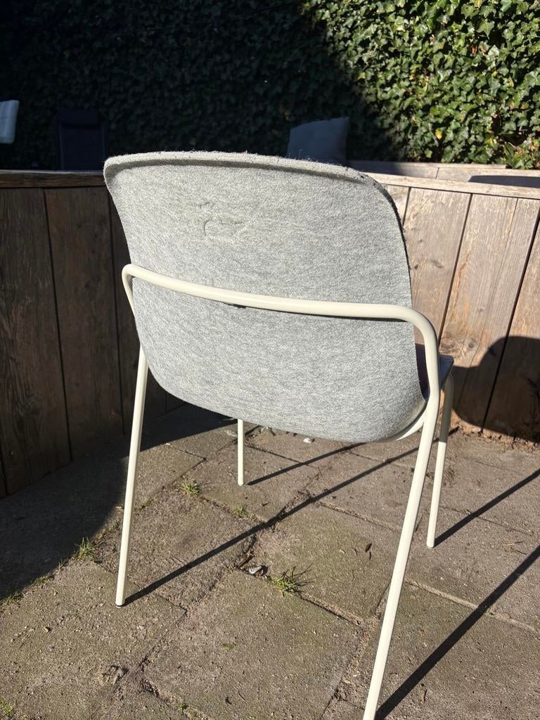 VEPA FELT FINE PET STOEL LICHTGRIJS ZWART FRAME, Kunststof, Ophalen of Verzenden, Zo goed als nieuw, Eén