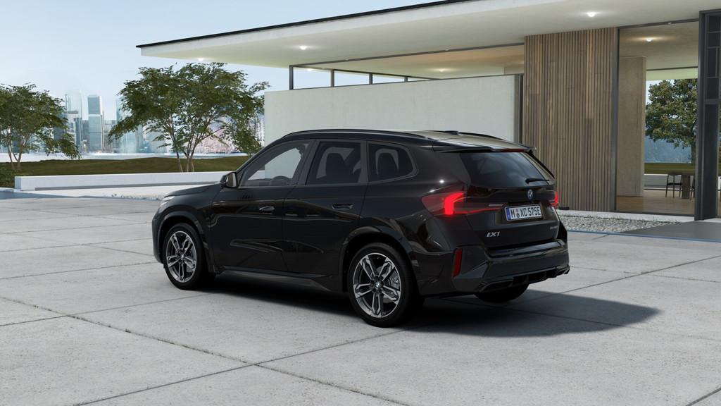 BMW iX1 eDrive20 M Sport / Panoramadak / Sportstoelen / M Ad, Zwart, Nieuw, SUV of Terreinwagen, 1840 kg