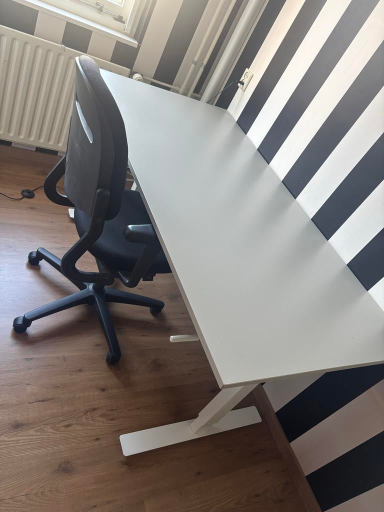 IKEA Trotten bureau wit, Huis en Inrichting, Bureaus, Ophalen, Zit-sta bureau, In hoogte verstelbaar, Zo goed als nieuw