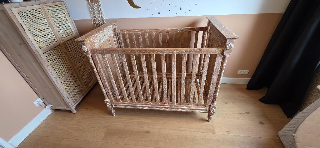 Luxe handgemaakt babybed en commode, Kinderen en Baby's, Babywiegjes en Ledikanten, Ophalen, Zo goed als nieuw, Ledikant