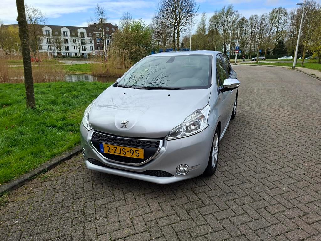 Peugeot 208 1.2 VTI 60KW/82PK 5-D 2015 Grijs, Auto's, Peugeot, Voorwielaandrijving, 31 €/maand, 1199 cc, Origineel Nederlands