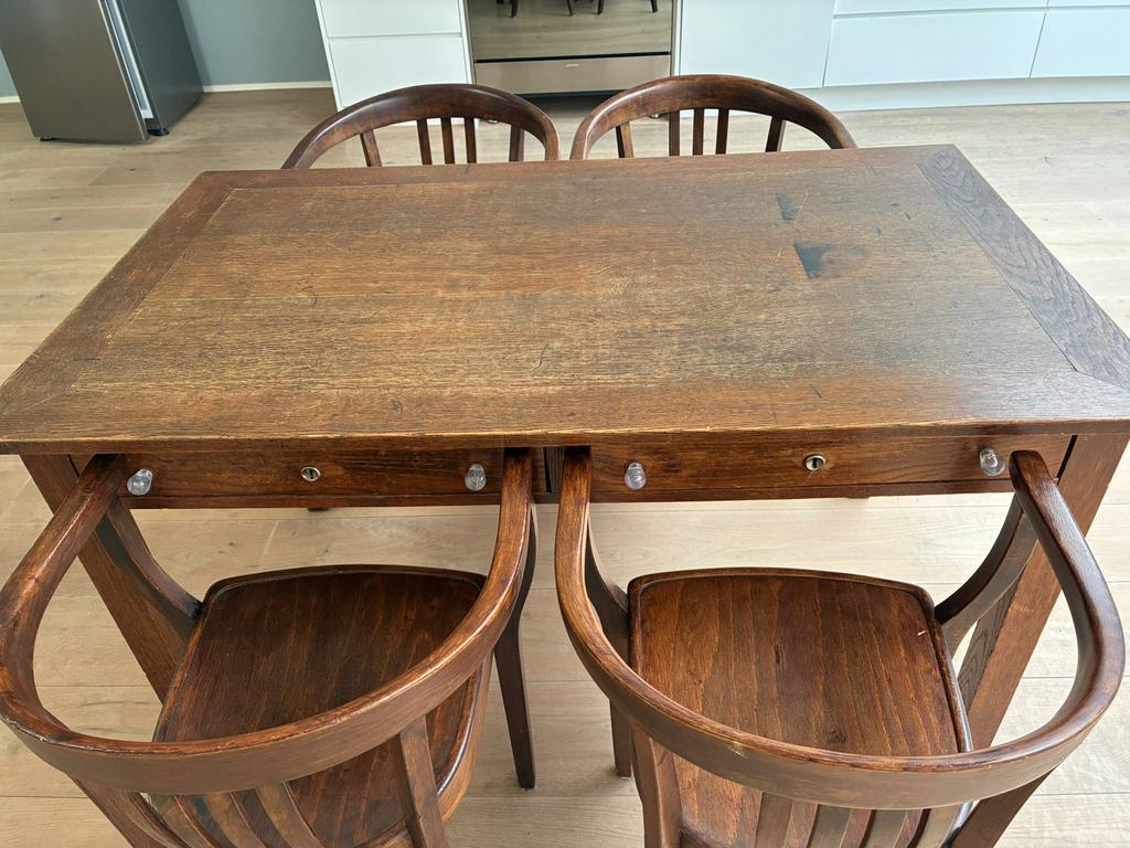 Vier oude Thonet stoelen en oude tafel, Ophalen