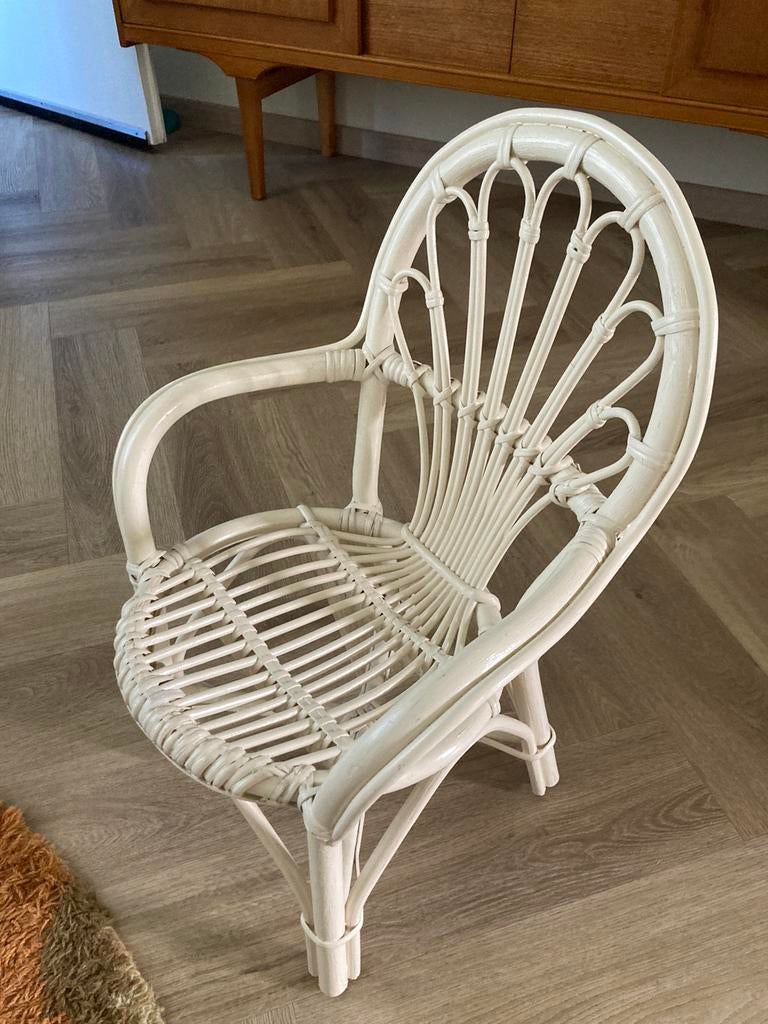 Rotan kinderstoeltje /pauwenstoel in hele goede conditie, Kinderen en Baby's, Kinderkamer | Tafels en Stoelen, Ophalen, Zo goed als nieuw