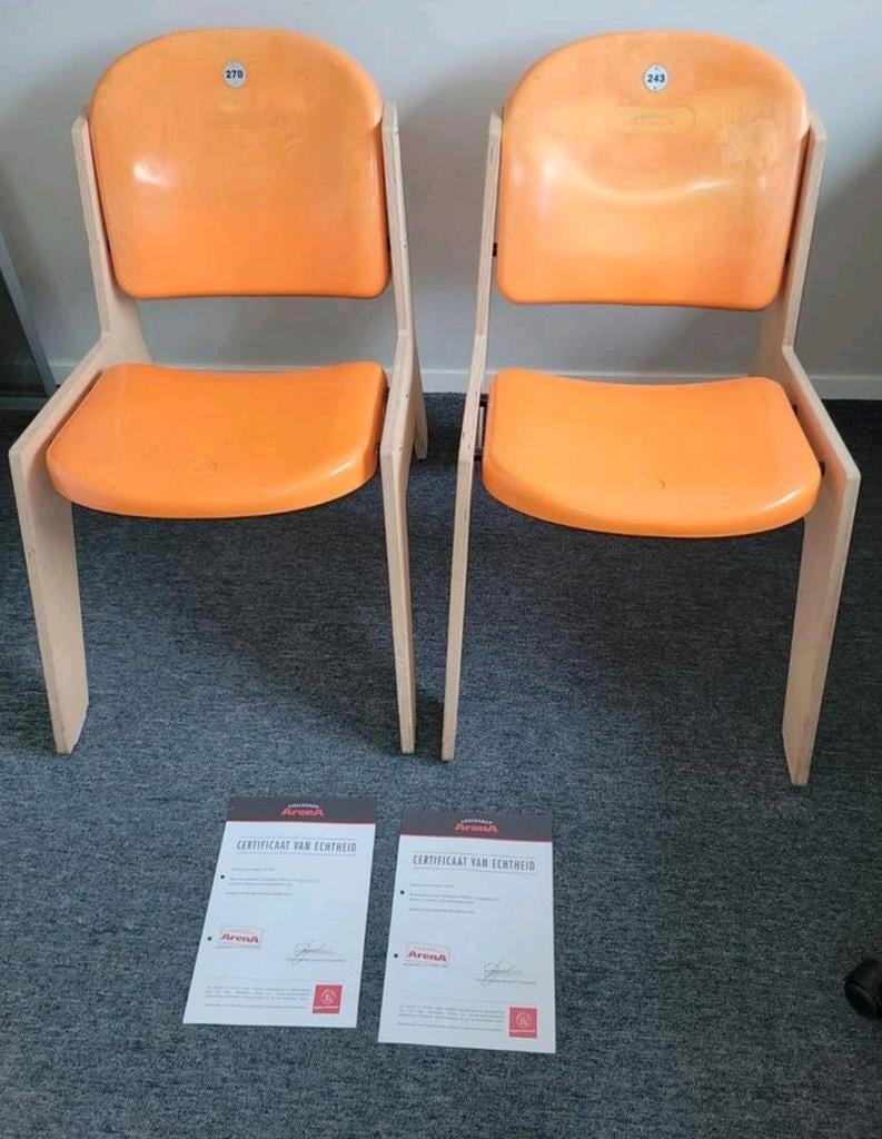 Twee Arena stoelen, oranje, nummers 270 & 243, Ophalen, Gebruikt, Twee, Overige kleuren