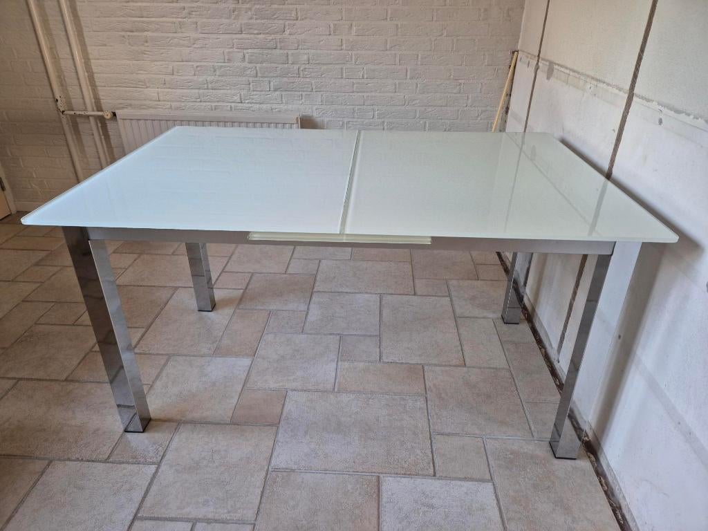 Uitschuifbare eettafel met wit glazen tafelblad met stoelen., Huis en Inrichting, Tafels | Eettafels, Ophalen, Gebruikt, 100 tot 150 cm