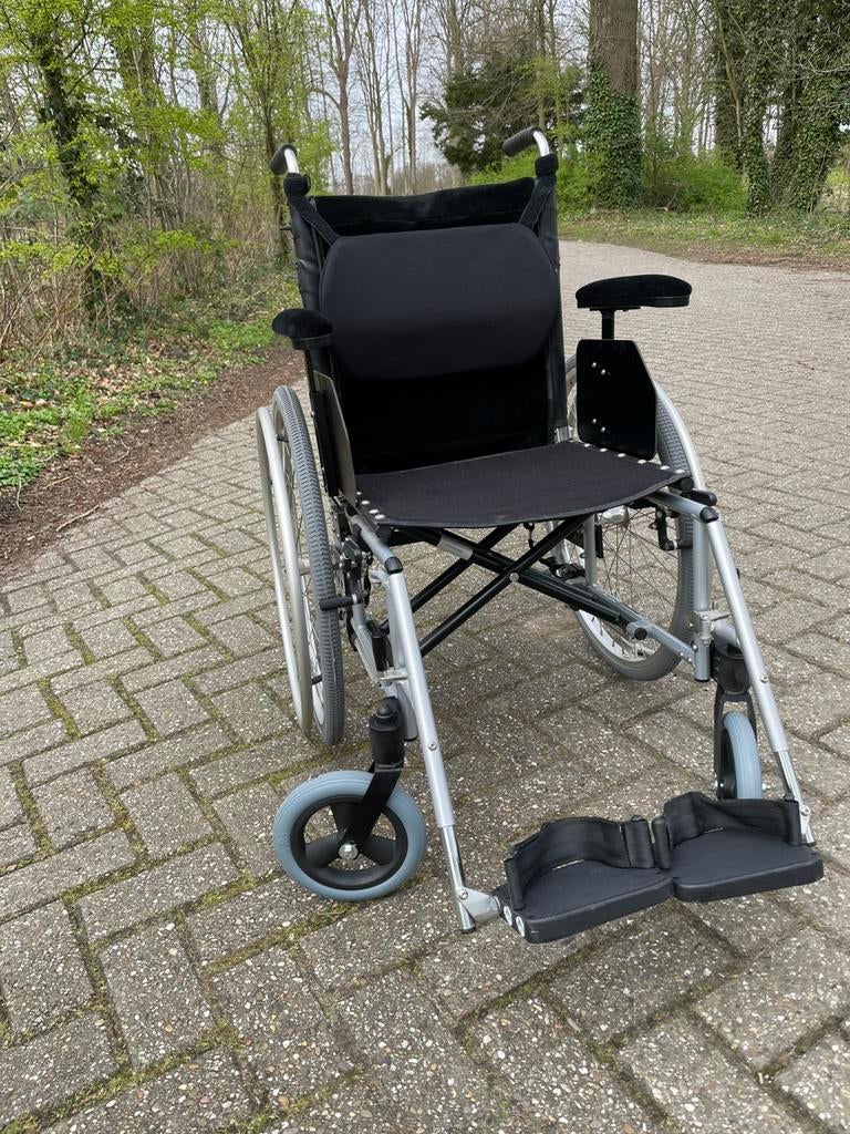 Rolstoel, handbewogen met nieuwe  massieve banden, Diversen, Rolstoelen, Ophalen, Inklapbaar, Zo goed als nieuw, Handbewogen rolstoel