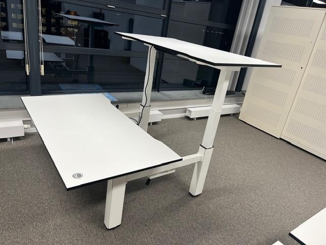 Actiu - Elektrische zit-sta duo-bureau met kabelgoot,10 st, Zit-sta bureau, Gebruikt, Spaanplaat of MDF, Ophalen of Verzenden