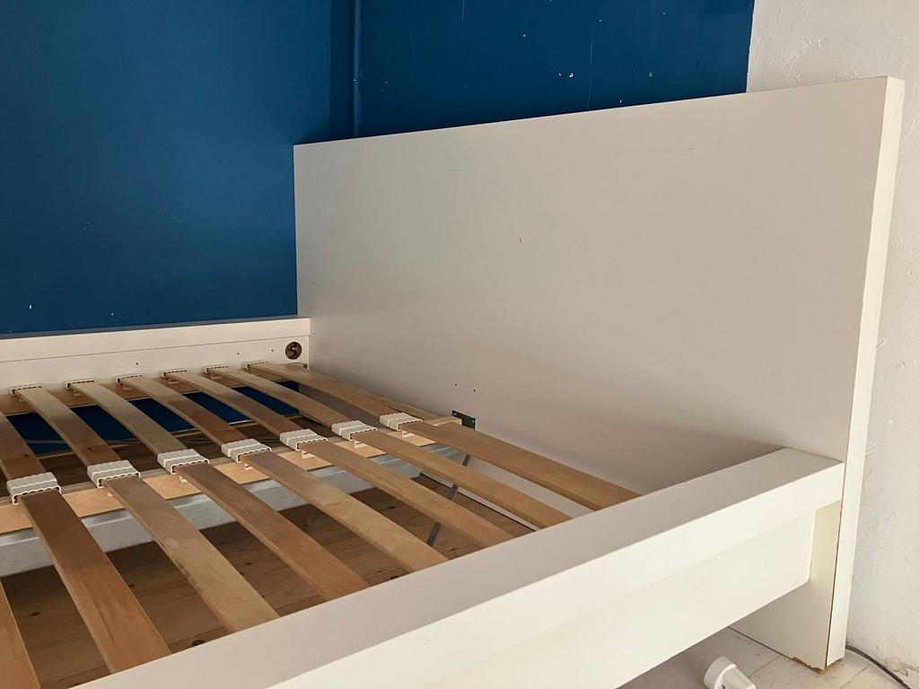 Bed frame in good state. FREE. Pick up ASAP in Delft., Huis en Inrichting, Ophalen, Wit, Tweepersoons, 140 cm