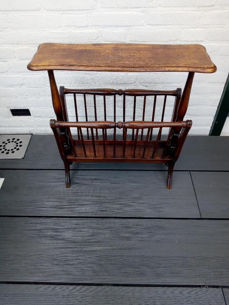 Aangeboden lectuur?krantenbak, Ophalen, Gebruikt