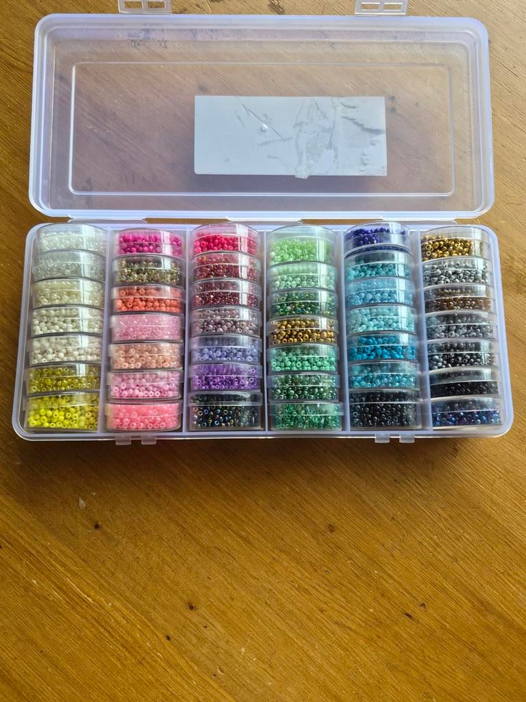 Bewaardoos met 42 doosjes kraaltjes - Hobby Beads, Ophalen of Verzenden