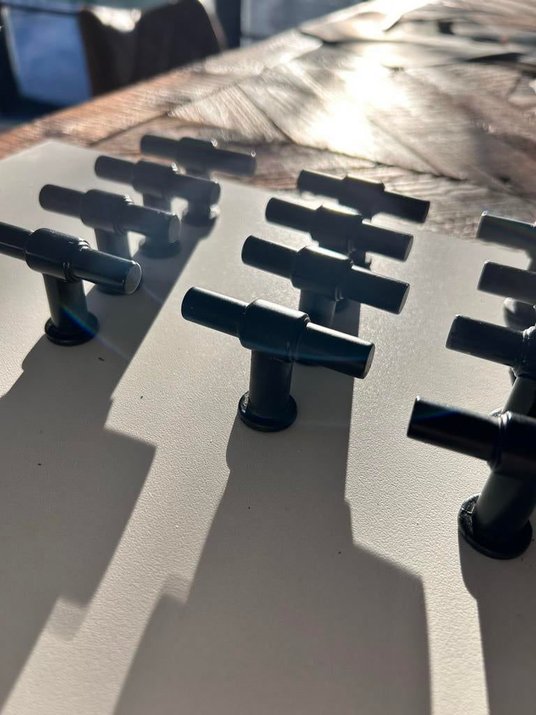 Set van 16 matzwarte metalen deurgreepjes, Ophalen of Verzenden, Gebruikt, IJzer, Overige typen