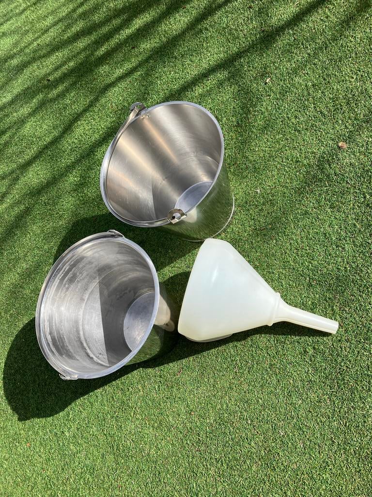 2 RVS emmers 15 liter met trechter, Ophalen, Gebruikt, RVS, Met handgreep