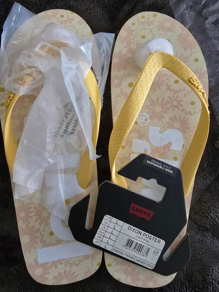 Nieuwe Levi's Slippers Maat 43, Slippers, Geel, Nieuw, Ophalen of Verzenden