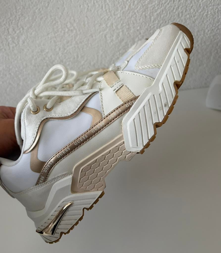 Zeer nette GUESS Sneakers schoenen wit, crème, goud maat 39, Kleding | Dames, Schoenen, Ophalen, Wit, Sneakers of Gympen, Zo goed als nieuw