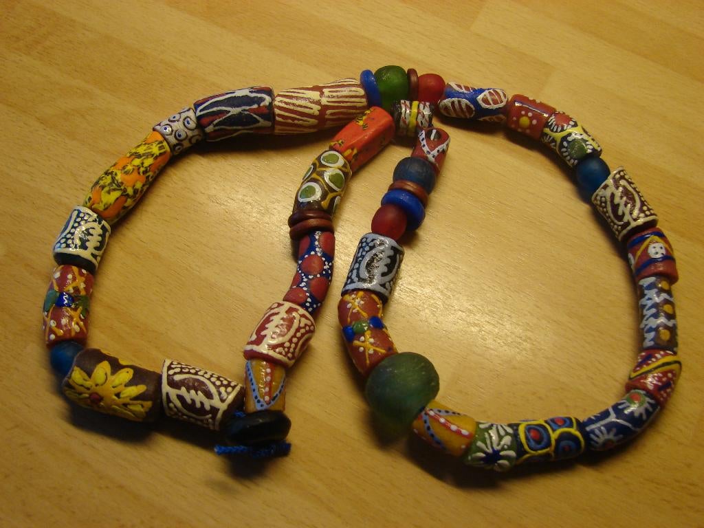 Etnische Krobo ketting grote zware poederglas kralen., Ophalen of Verzenden, Nieuw, Overige kleuren, Overige materialen