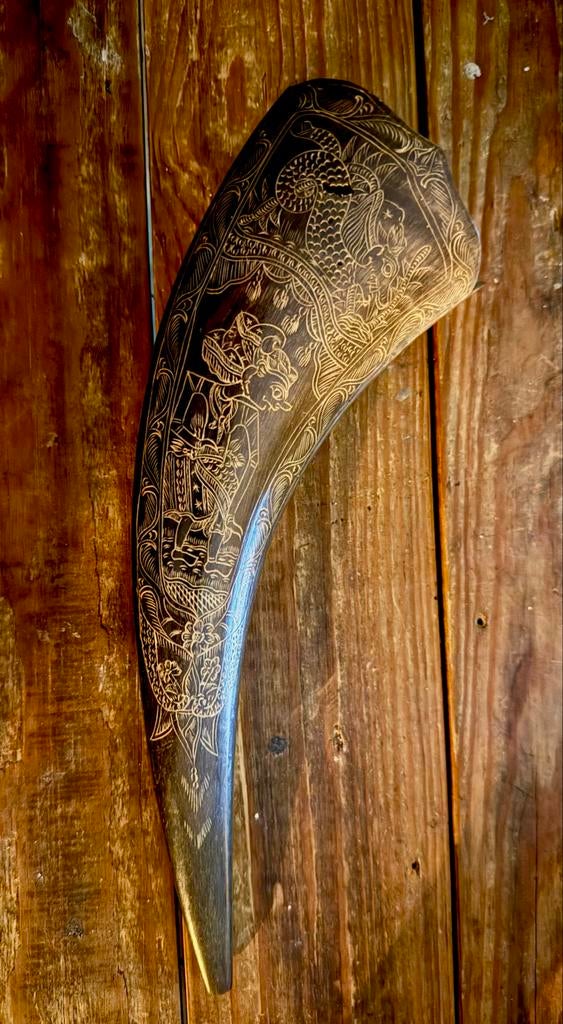 Antieke waterbuffel-hoorn met houtsnijwerk uit Indonesië, Ophalen of Verzenden