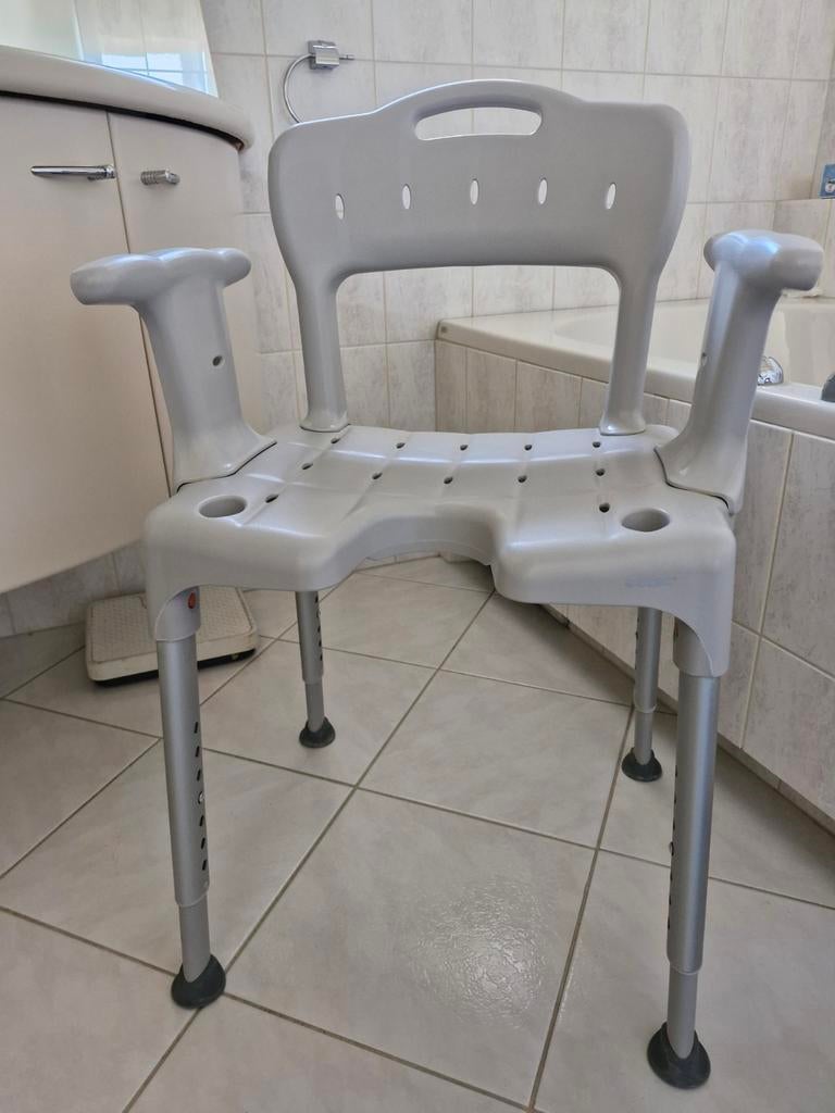 In hoogte verstelbare douchestoel, Diversen, Ophalen