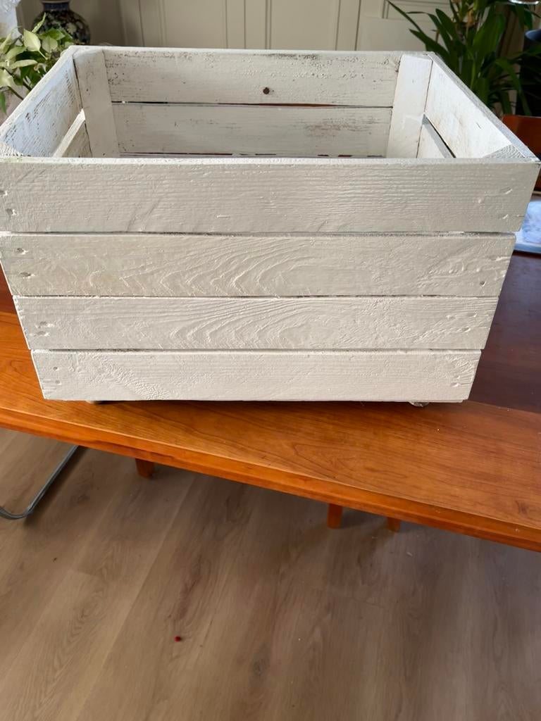 Decoratieve houten krat, wit geverfd, Huis en Inrichting, Woonaccessoires | Kisten, Ophalen of Verzenden, Gebruikt, Overige houtsoorten