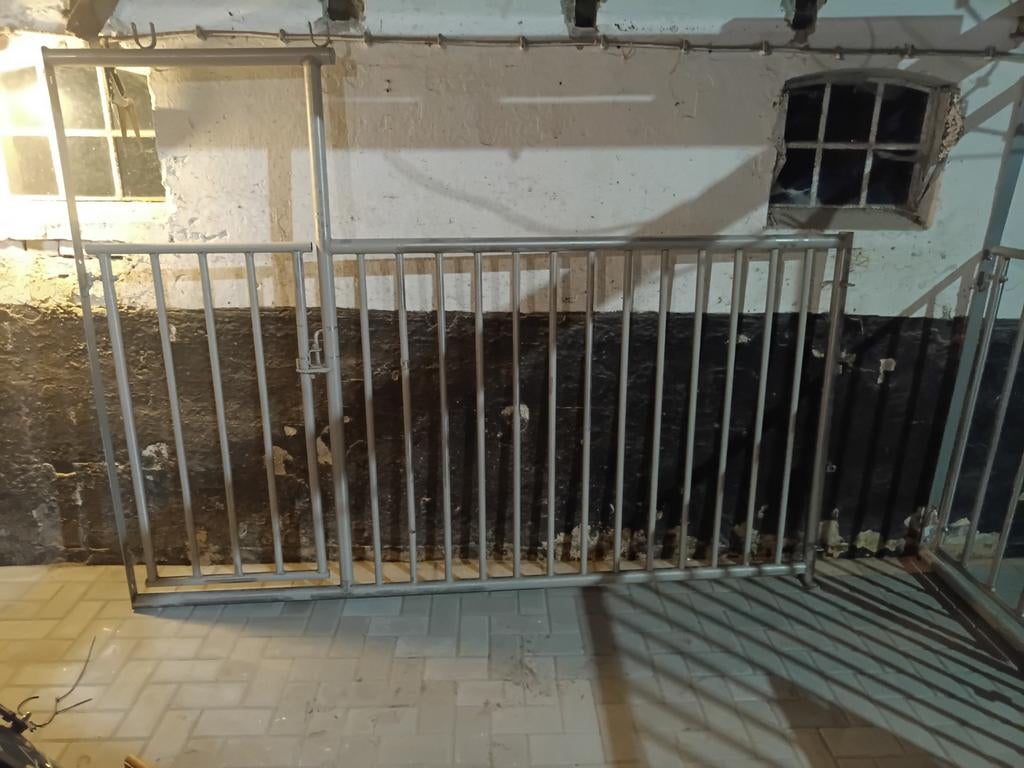 1 mooi rvs hek met een draai hek er in

130 cm hoog
250 cm l, Ophalen