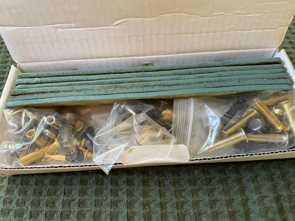 Brute Strength Lederen Riemen & Klinknagels Set, Ophalen of Verzenden, Nieuw