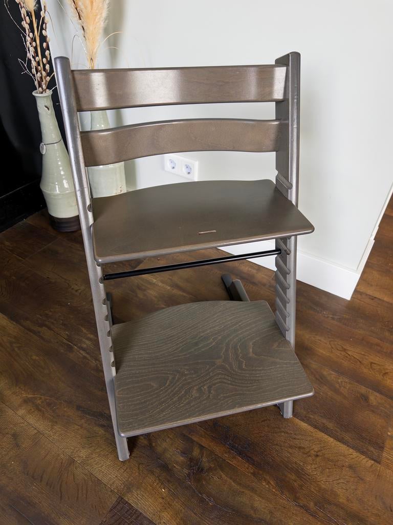 Tripp Trapp Kinderstoel Grijsbruin met Houtnerf, Ophalen, Zo goed als nieuw, Meegroeistoel, Aanschuifbaar