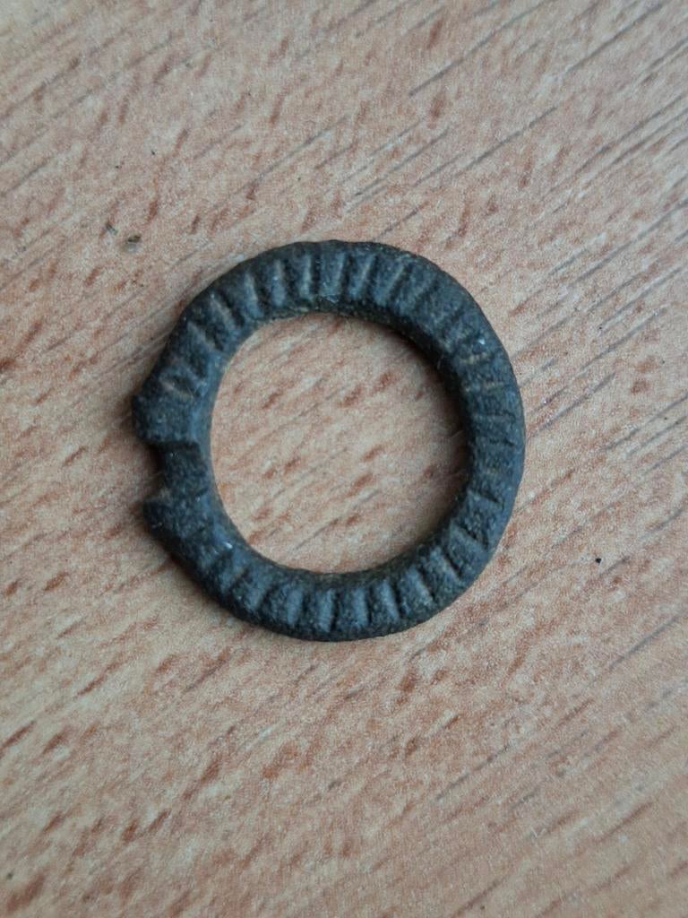 Ringbroche 13-14e eeuw brons, bodemvondst, Ophalen of Verzenden