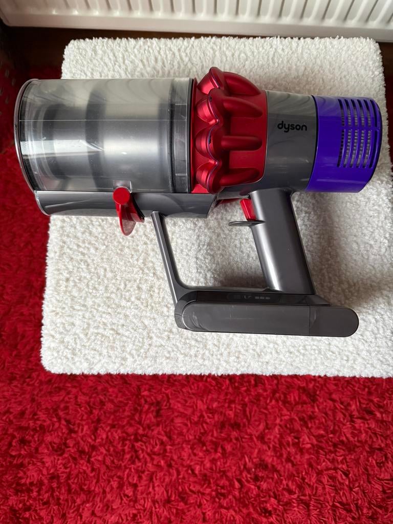 Dyson V10 steelstofzuiger met nw body, motor. Comp met acc., Ophalen of Verzenden, Zo goed als nieuw, Reservoir, Stofzuiger