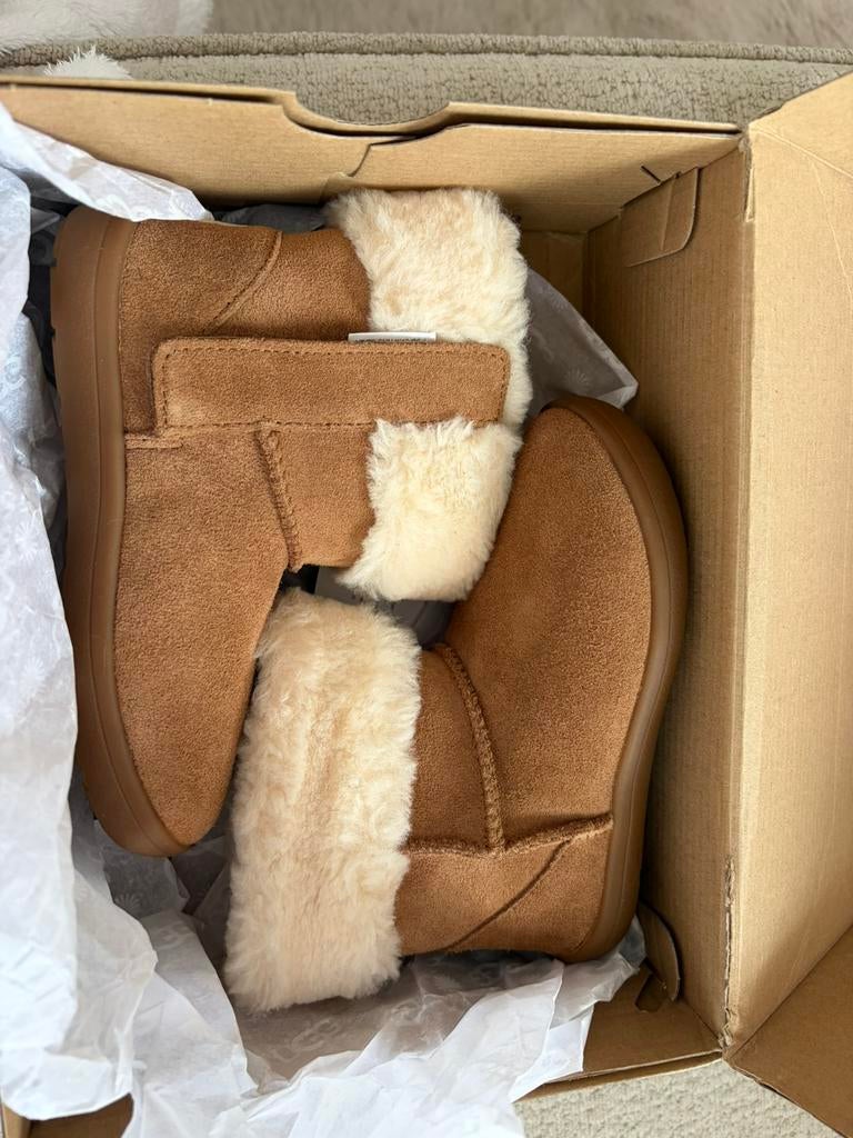 UGG Sammee boots Size 27.5, Kinderen en Baby's, Kinderkleding | Schoenen en Sokken, Ophalen of Verzenden, Nieuw, Laarzen