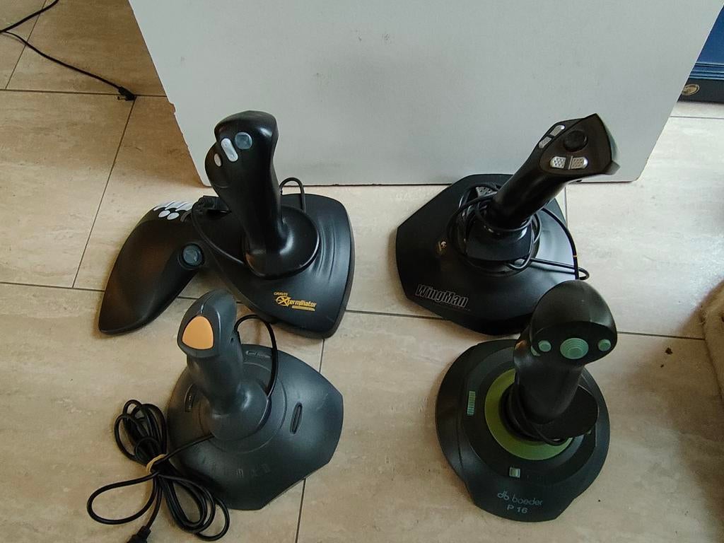 4 Joysticks / flight sticks, Computers en Software, Joysticks, Ophalen of Verzenden, Zo goed als nieuw