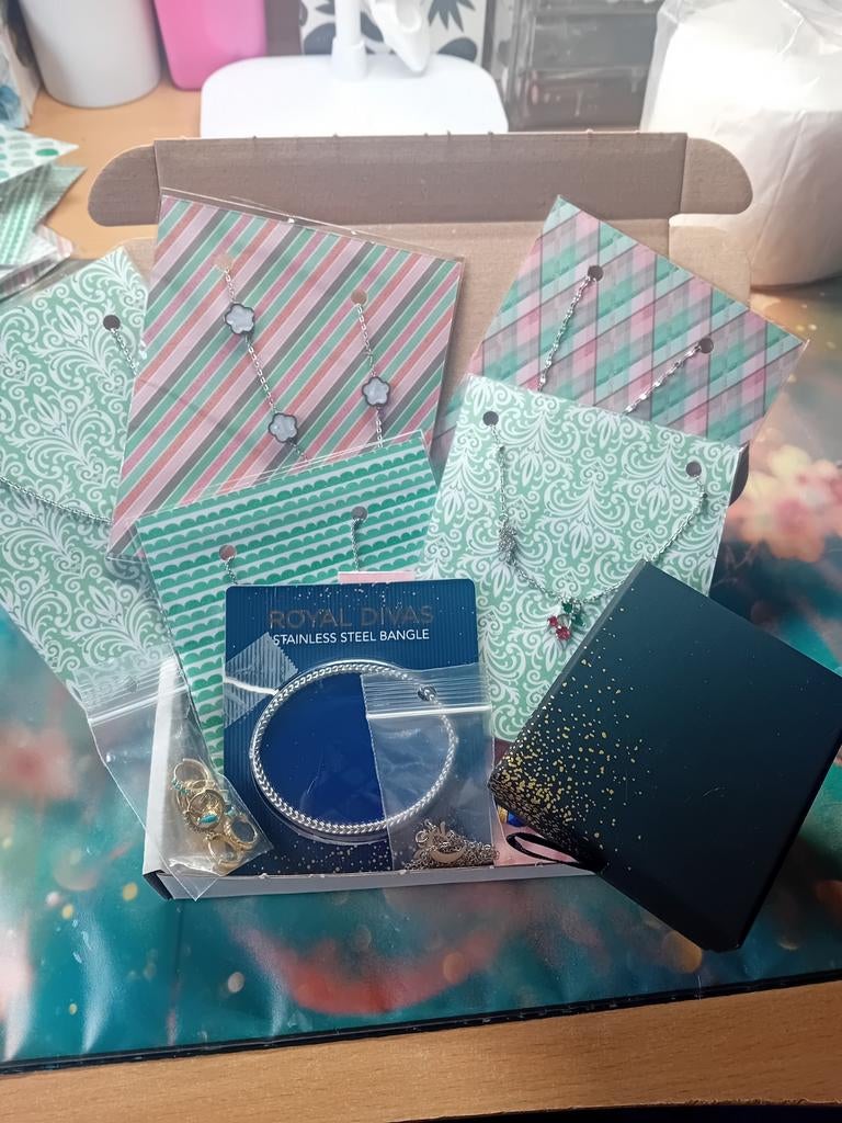 Mystery jewelry box, Sieraden, Tassen en Uiterlijk, Verzenden, Zo goed als nieuw, Zilver, Overige materialen