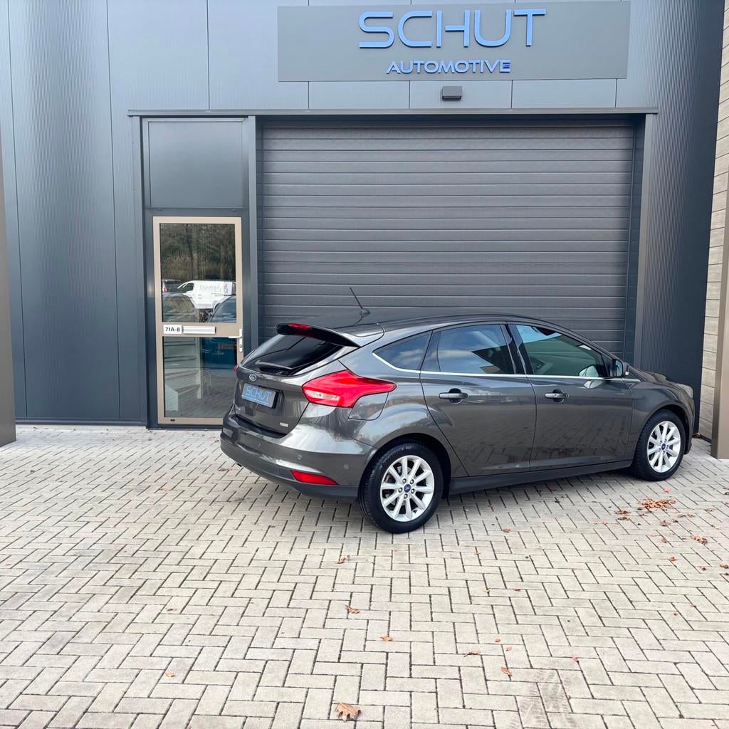 Ford Focus 125pk Titanium CAMERA | CARPLAY | PARK ASSIST | S, Gebruikt, Zwart, Origineel Nederlands, Handgeschakeld
