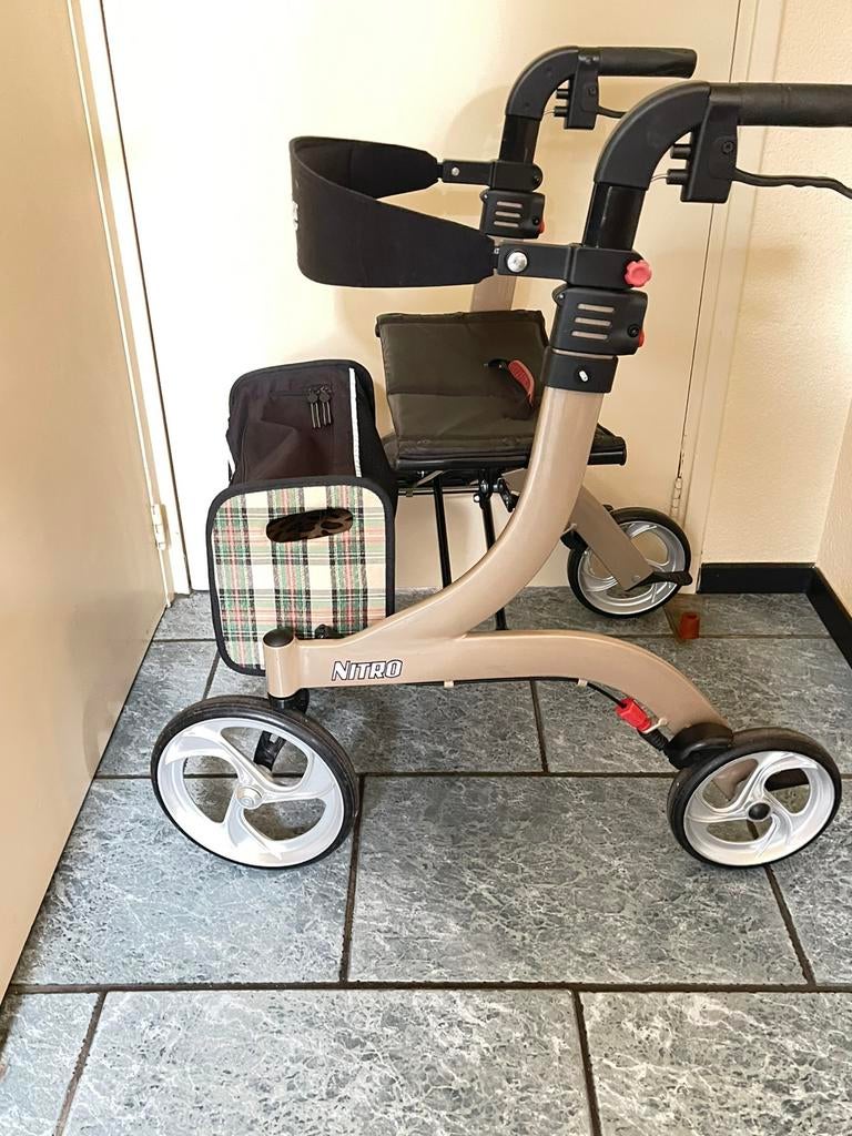 Rollator merk nitro in zeer goede staat verstelbaar vrp 110€, Diversen, Ophalen of Verzenden, Opvouwbaar, Zo goed als nieuw