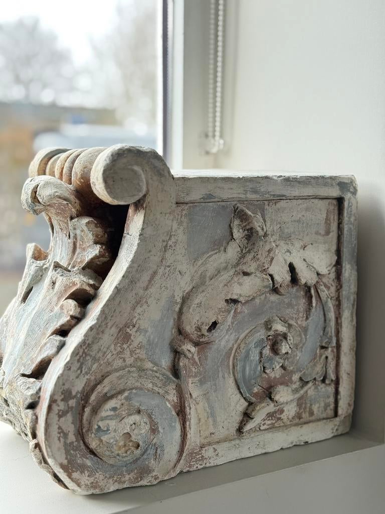 Antiek kapiteel  met zachte blauwtinten, Ophalen