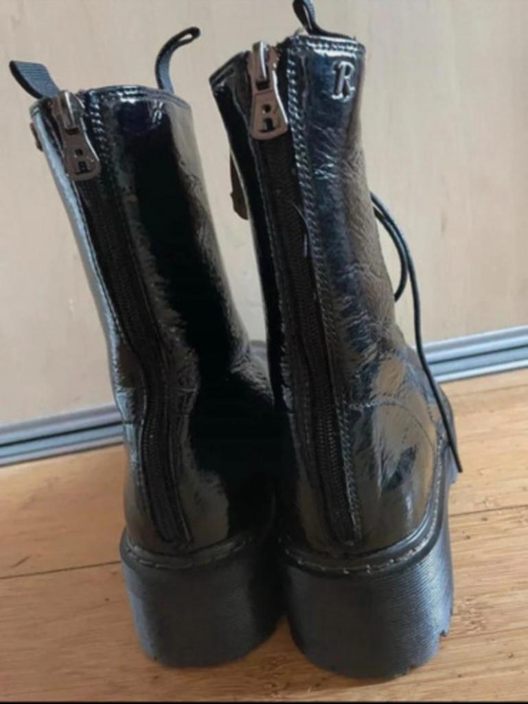 Zwarte lakleren laarzen met plateauzool, Kleding | Dames, Schoenen, Ophalen of Verzenden, Zo goed als nieuw, Zwart, Lage of Enkellaarzen