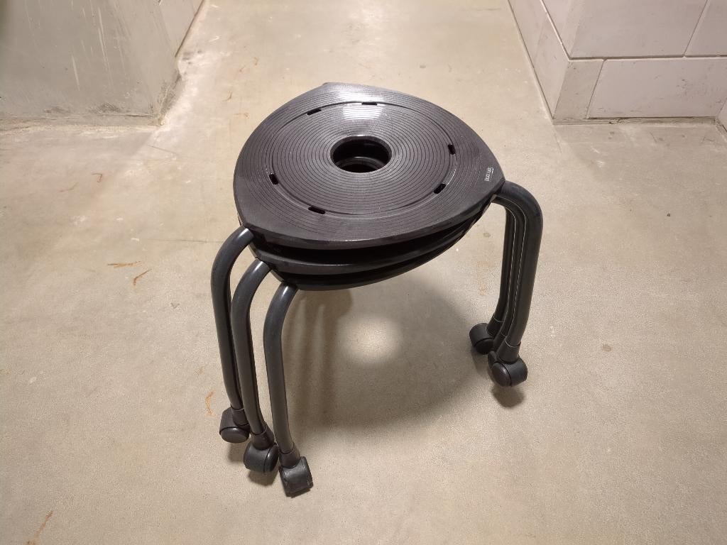 Ahrend 262 kruk met wielen - stapelbaar - zwart, Huis en Inrichting, Krukjes, Ophalen, Zo goed als nieuw, Overige materialen