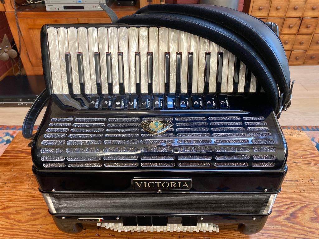 ACCORDEON VICTORIA VIRTUOSO, Muziek en Instrumenten, Overige merken, Met koffer, Zo goed als nieuw, 96-bas