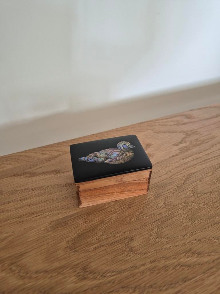 Doosje ingelegd met parelmoer, Ophalen of Verzenden, Poppenhuis