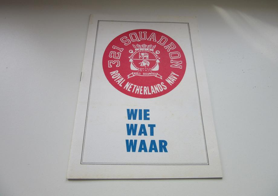 321 Squadron Royal Netherlands Navy wie wat waar, Verzamelen, Militaria | Algemeen, Verzenden, Luchtmacht, Nederland, Boek of Tijdschrift