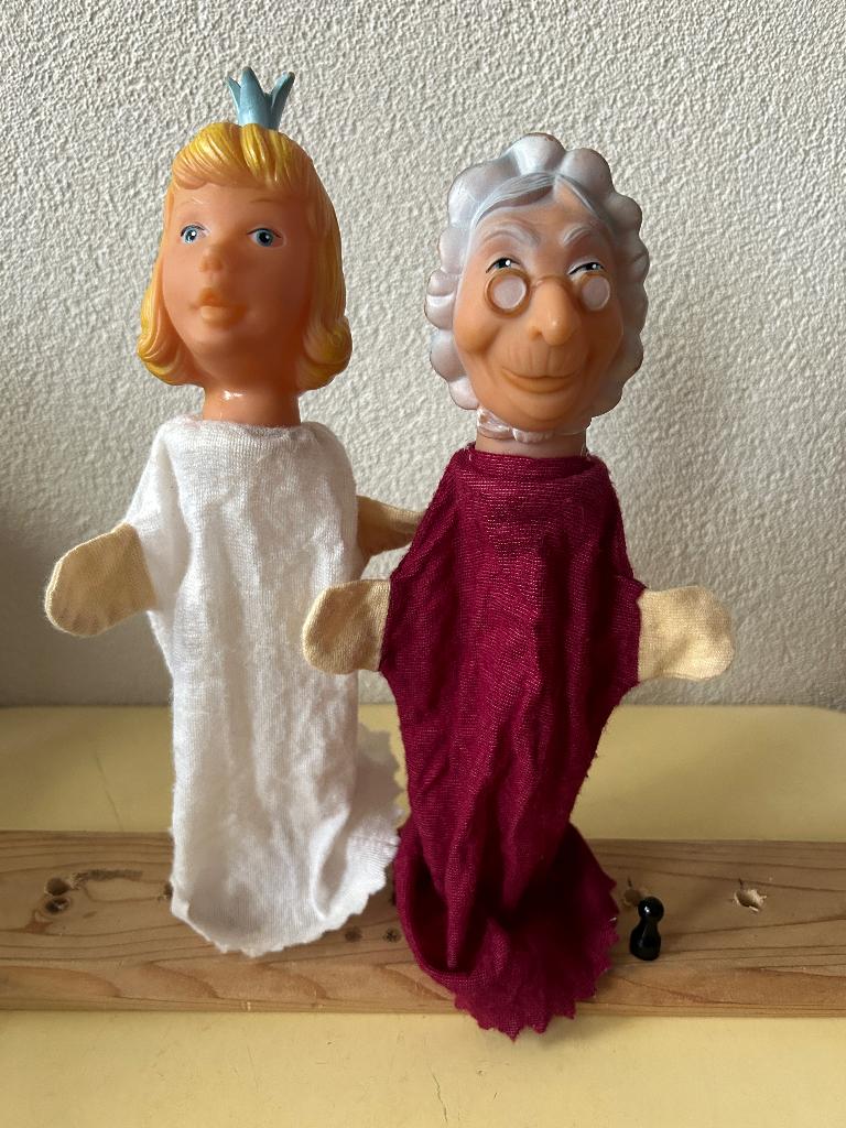 2 vintage prinses en oma handpoppen, Ophalen of Verzenden, Gebruikt, Overige typen