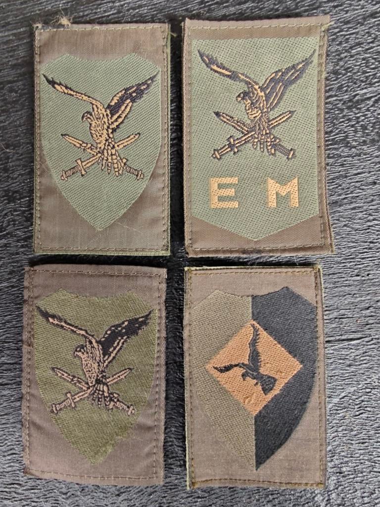 4 verschillende mouwemblemen luchtmobiele brigade, Ophalen of Verzenden, Landmacht, Nederland, Embleem of Badge