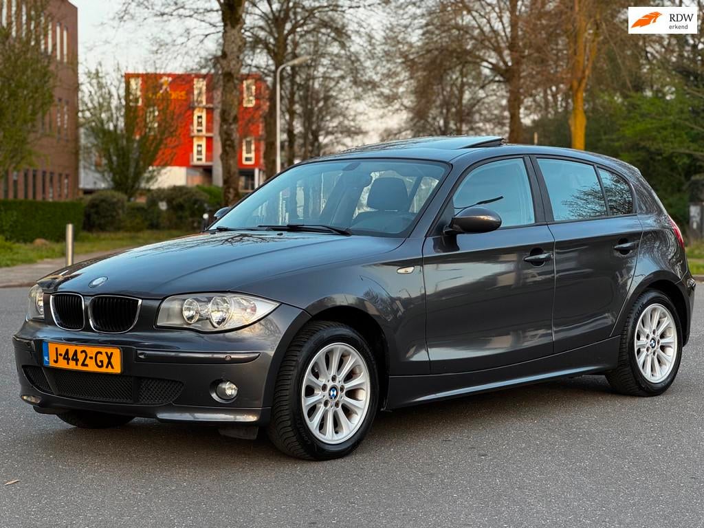 BMW 1-serie 116i Executive|SCHUIFDAK|NAVI|STOELVERW|PSENSOR|, Auto's, 1596 cc, Achterwielaandrijving, Gebruikt, 4 cilinders