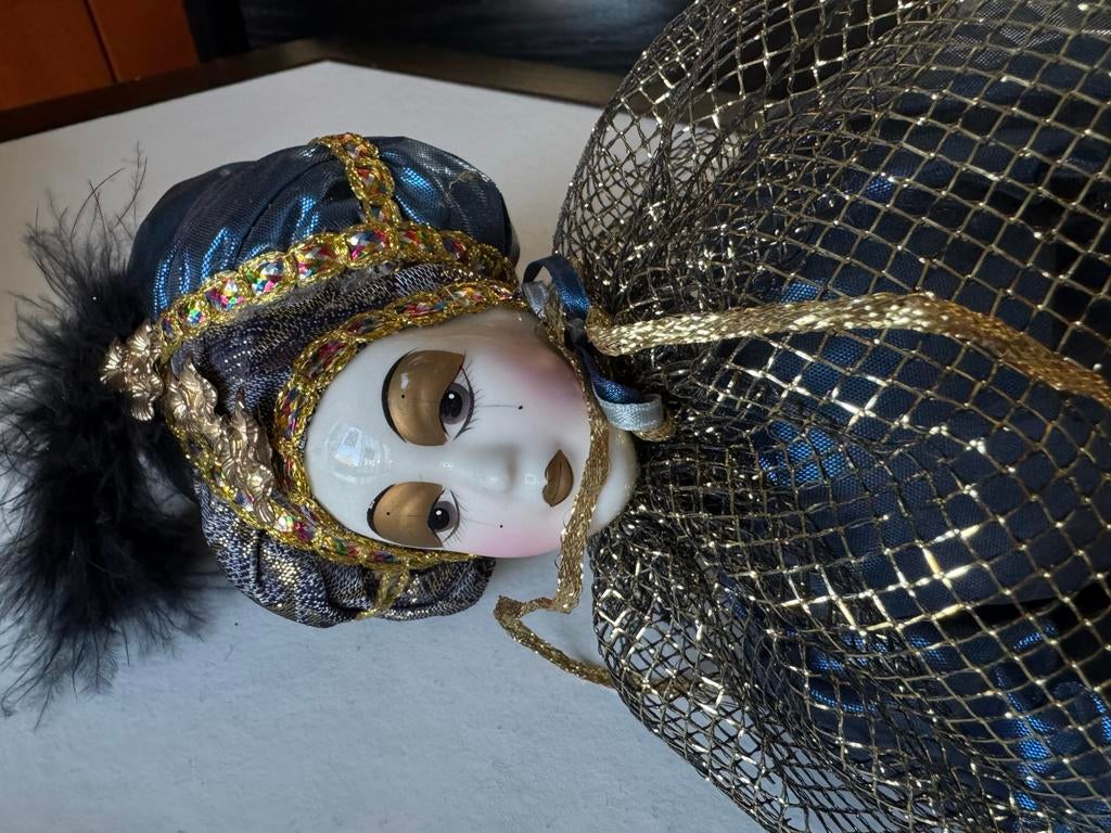 Antieke Porseleinen Pop Pierrot met Blauwe Kleding, Verzamelen, Poppen, Ophalen of Verzenden, Gebruikt, Pop