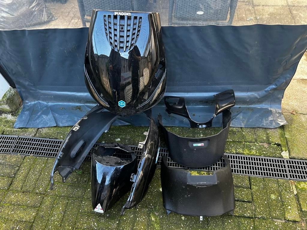 Piaggio zip kappen en accu, Fietsen en Brommers, Scooters | Piaggio, Ophalen, Zo goed als nieuw, Benzine, Zip