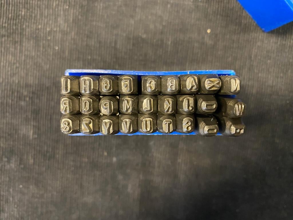 Set slagletters 3mm en cijfers 4mm, Ophalen, Zo goed als nieuw