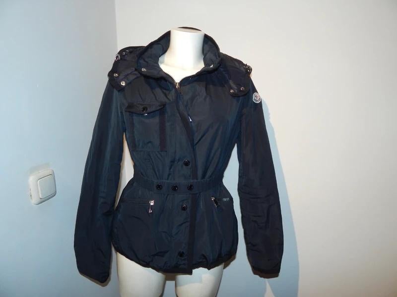 Moncler donker blauwe gevoerde jas jack embleem mouw2, Maat 38/40 (M), Blauw, Moncler, Ophalen of Verzenden