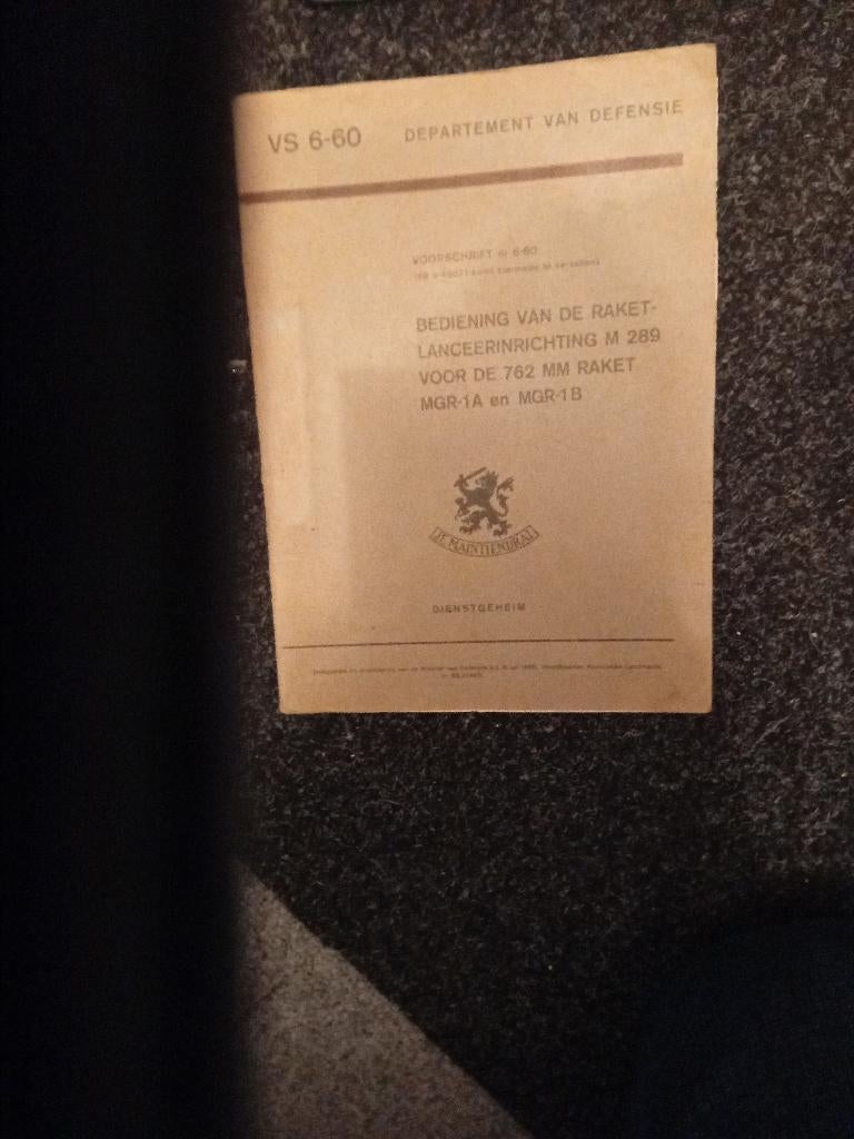 technische handboeken, Gelezen, Ophalen of Verzenden, Landmacht, 1945 tot heden