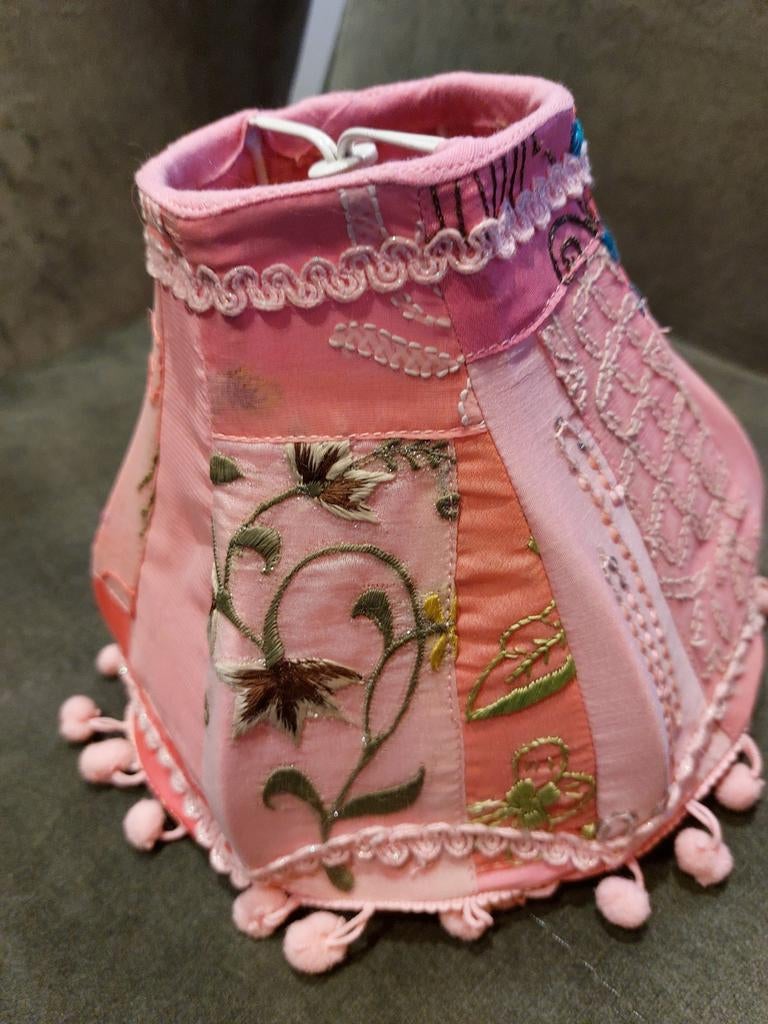 Roze lampenkap met borduursel, Huis en Inrichting, Lampen | Lampenkappen, Vintage, Ophalen of Verzenden, Zo goed als nieuw, Overige vormen
