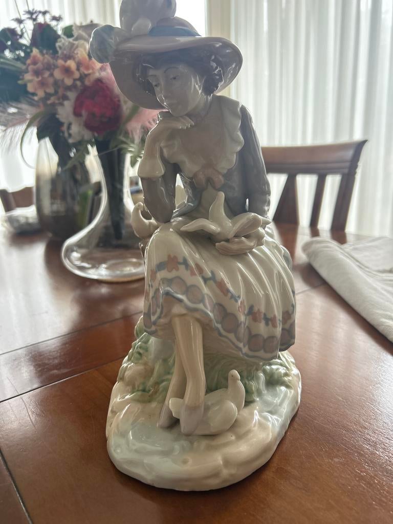 Nadal Porseleinen Beeld - Meisje met Duiven, Ophalen