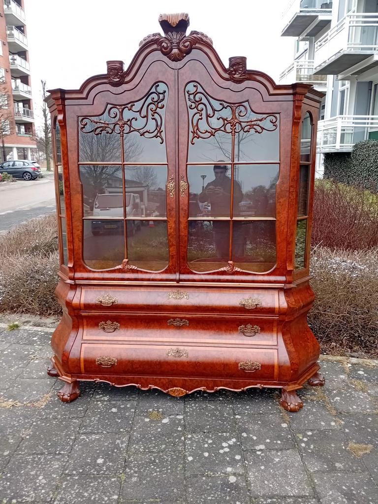 Barok vitrinekast, Huis en Inrichting, Kasten | Vitrinekasten, Ophalen, Wortelnoothout , klassiek ,barok ,vitrinekast ,, 200 cm of meer